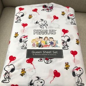 NWT Snoopy Valentine Queen Sheets